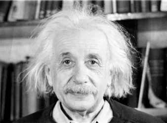 Une séquence du film documentaire «Physique atomique»: le scientifique Albert Einstein - 1948 - IX Festival international du film de Venise -